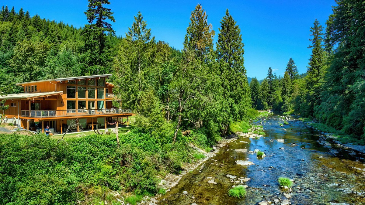 Washougal House | Stunning Riverfront Lodge Home