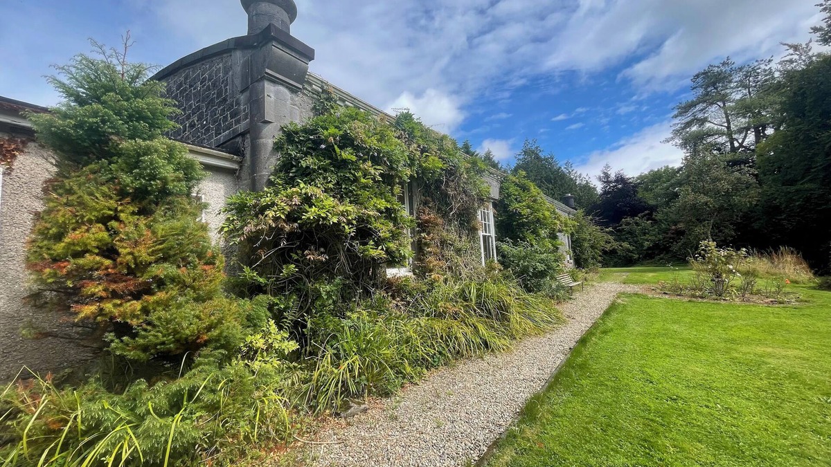 Parteen House | Stunning riverside country house near Limerick City with gardens and woodland