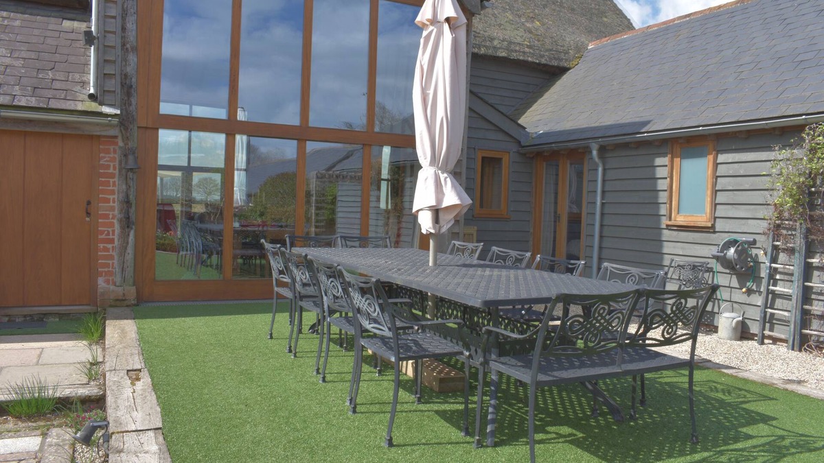 Halstead House | Stunning Rural Barn Conversion with Hot tub & pool table