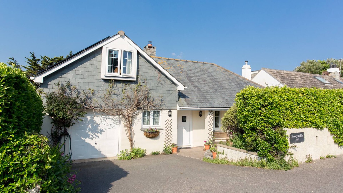 Treator Cottage | Stunning Sea View Cottage 3Min Walk to Beach, Sleeps 8, Family-Friendly Retreat!