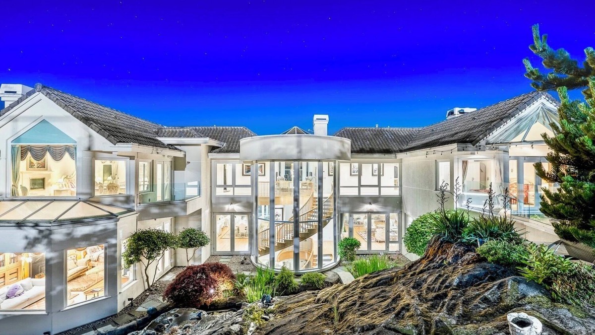 West Vancouver Villa | Stunning Seaview Mansion with Pool Hot tub Sauna