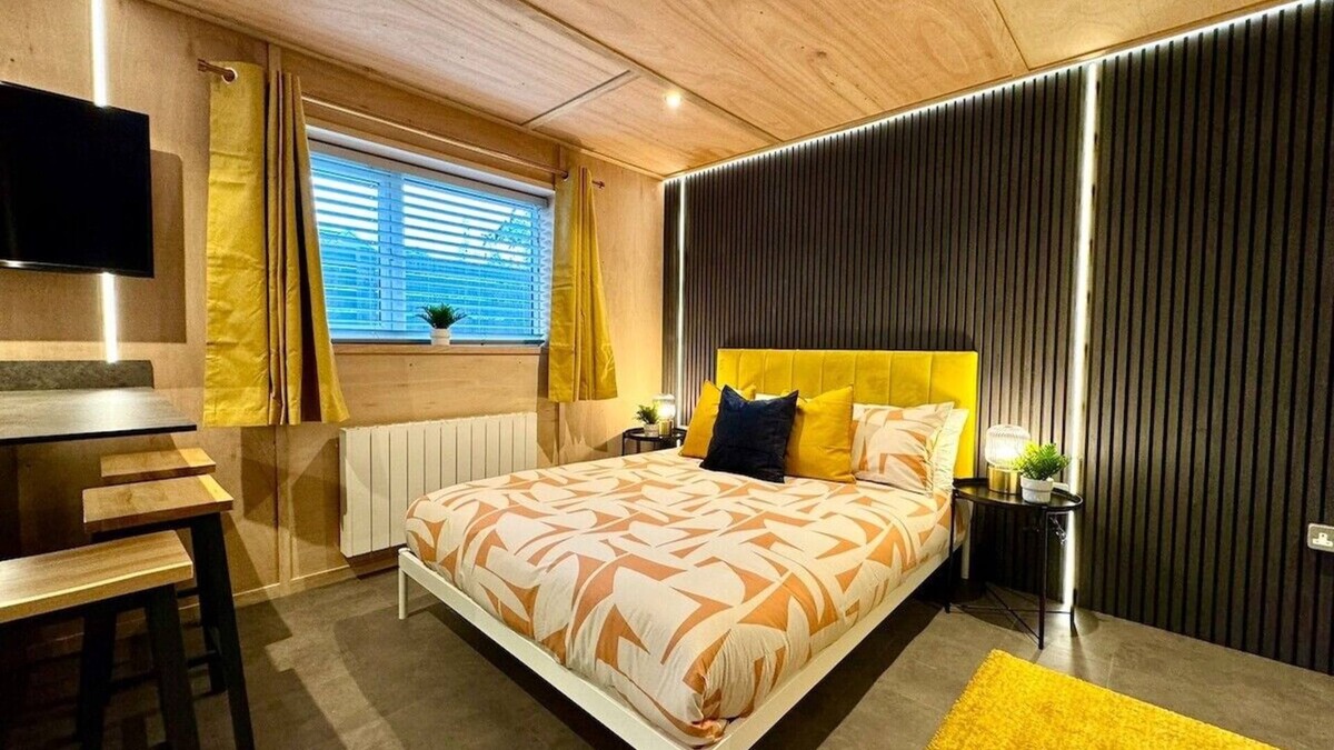 Westbourne Apartment | Stunning Secret Studio - Beach Retreat - Sleeps 4