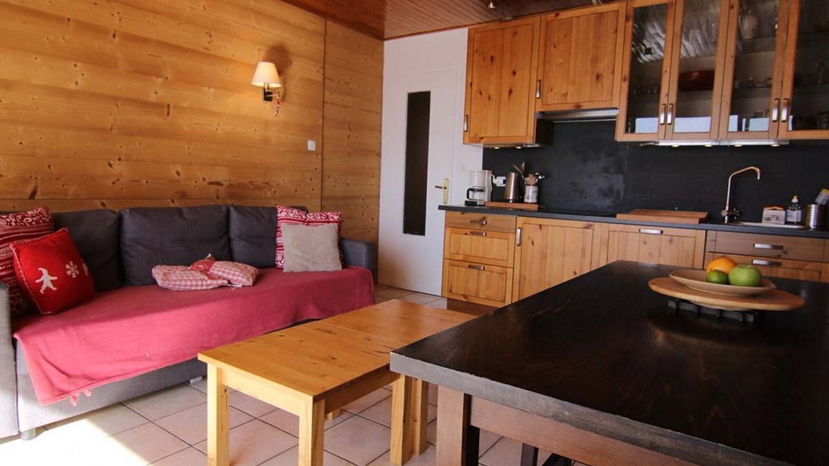 Jeux Apartment | Stunning Ski-In/Ski-Out Studio for 4 with South-Facing Balcony in Alpe d'Huez