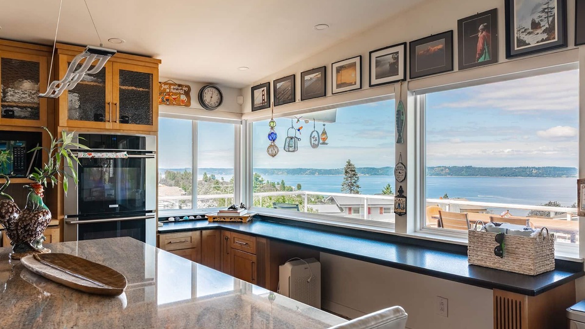 Federal Way House | Stunning Sound View+Luxury Stylish Design+ two Kitchens!