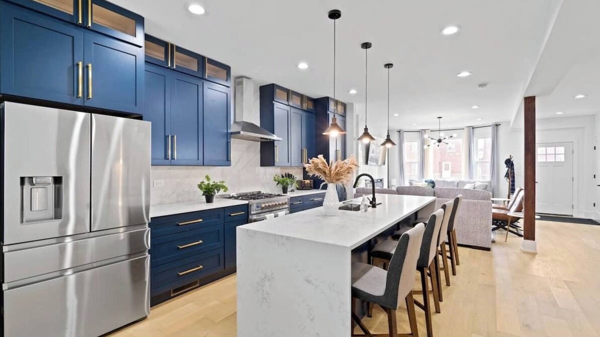 Bucktown House | Stunning/Spacious 6BD Home + garage - Bucktown!