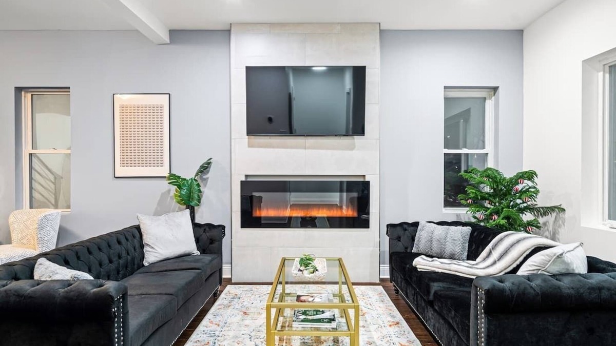 Cragin House | Stunning & Spacious 7BD Home with garage!