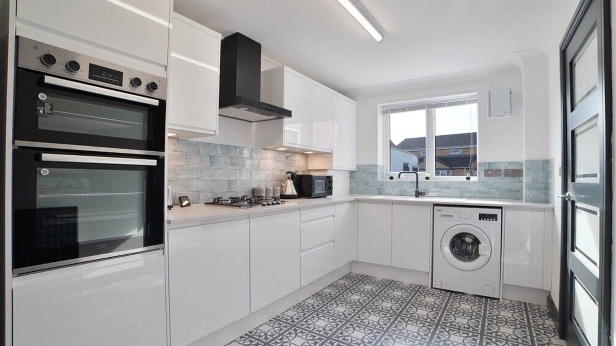 Sleaford House | Stunning & Spacious Home | Driveway | Sleeps 6!