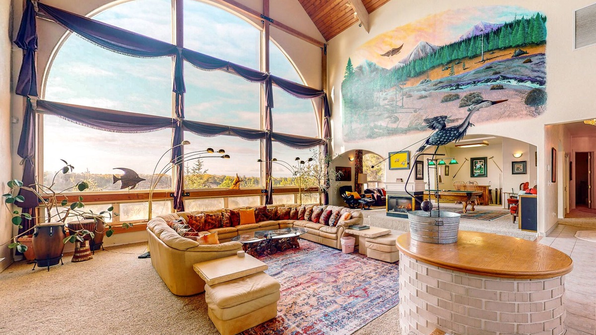 Florence House | Stunning Spacious Riverfront House with Private Sauna