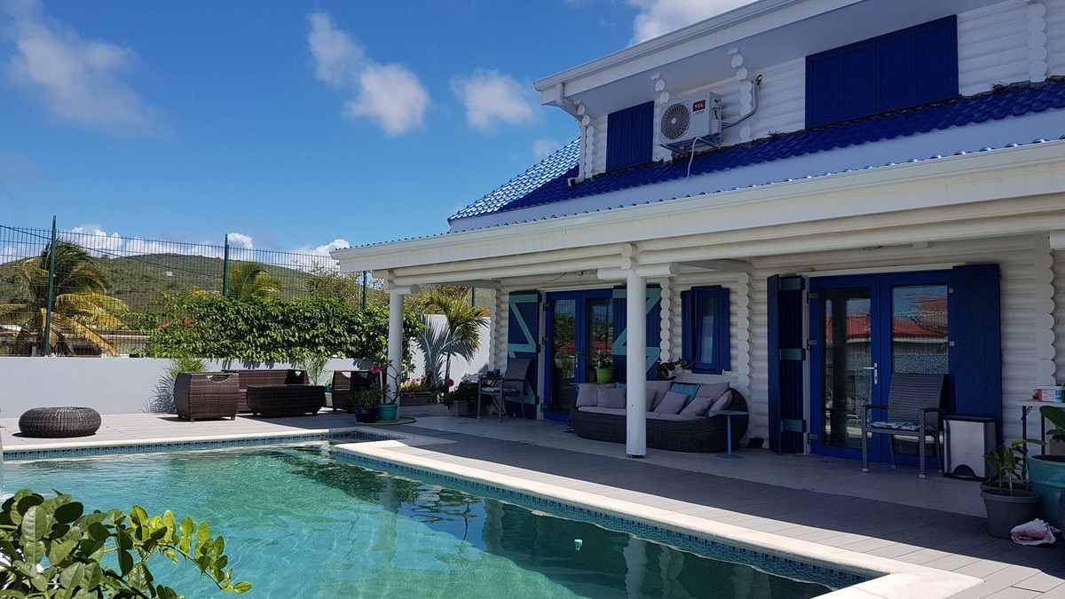 Quartier d Orleans House | Stunning terraced Logcabin House with pool