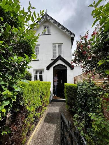 Topsham House | Stunning Town house with parking, fire, games room