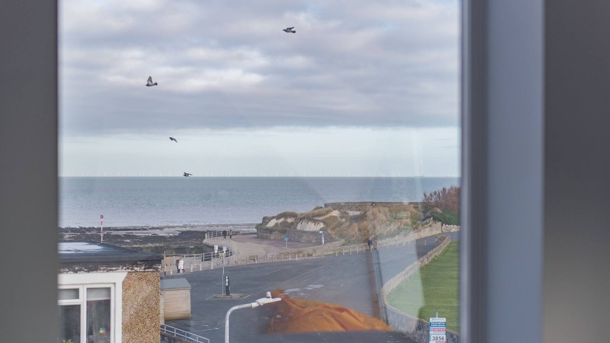 Westgate-on-Sea Apartment | Stunning townhouse with sea views and parking, a short walk to the beach, sleeping 8 guests minutes