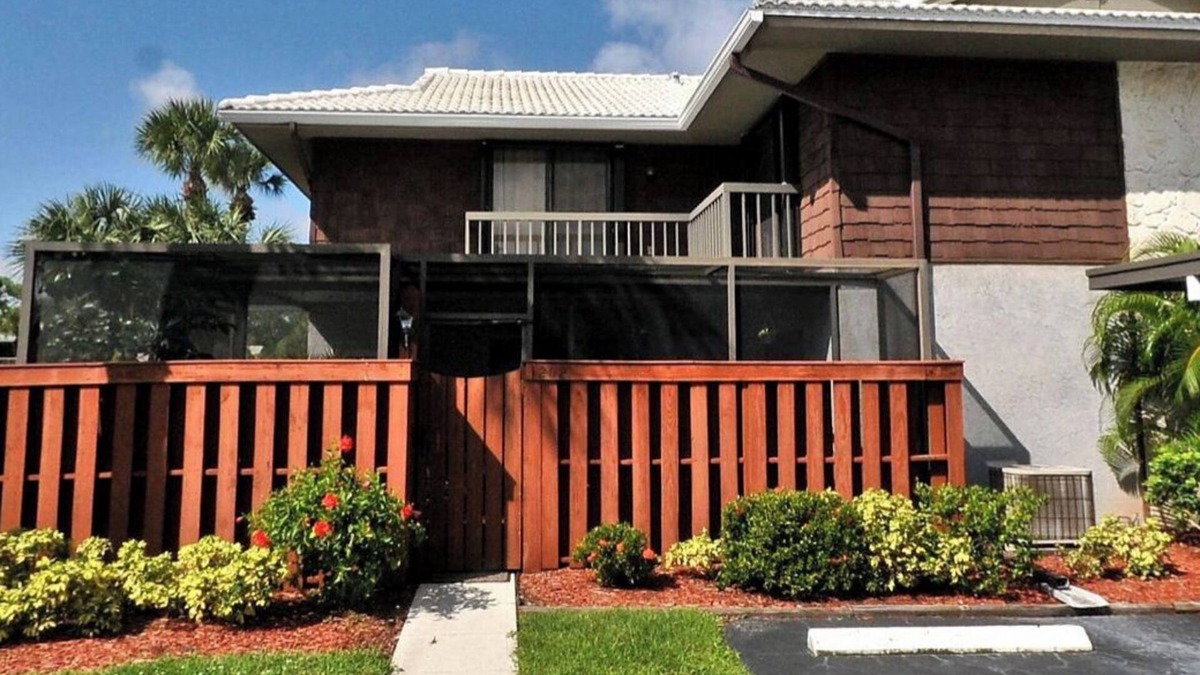 Port Saint Lucie House | Stunning two bedroom townhouse in a centralized location of Port St Lucie.