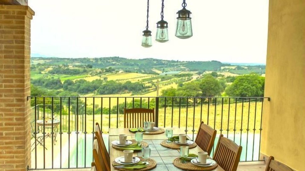 Schifanoia Villa | Stunning Umbrian Farmhouse and infinity pool with views of the valley D'orza