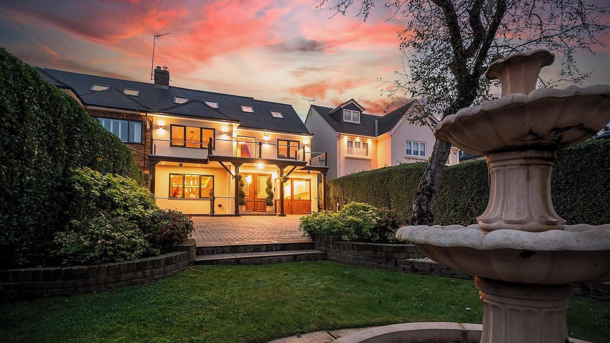 Bumble's Green House | Stunning unique large house in Nazeing