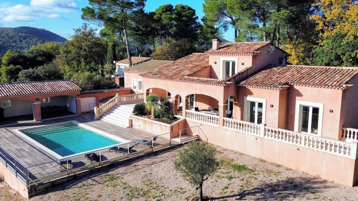 Flassans-sur-Issole Villa | Stunning Villa de la Colline overlooking the valley