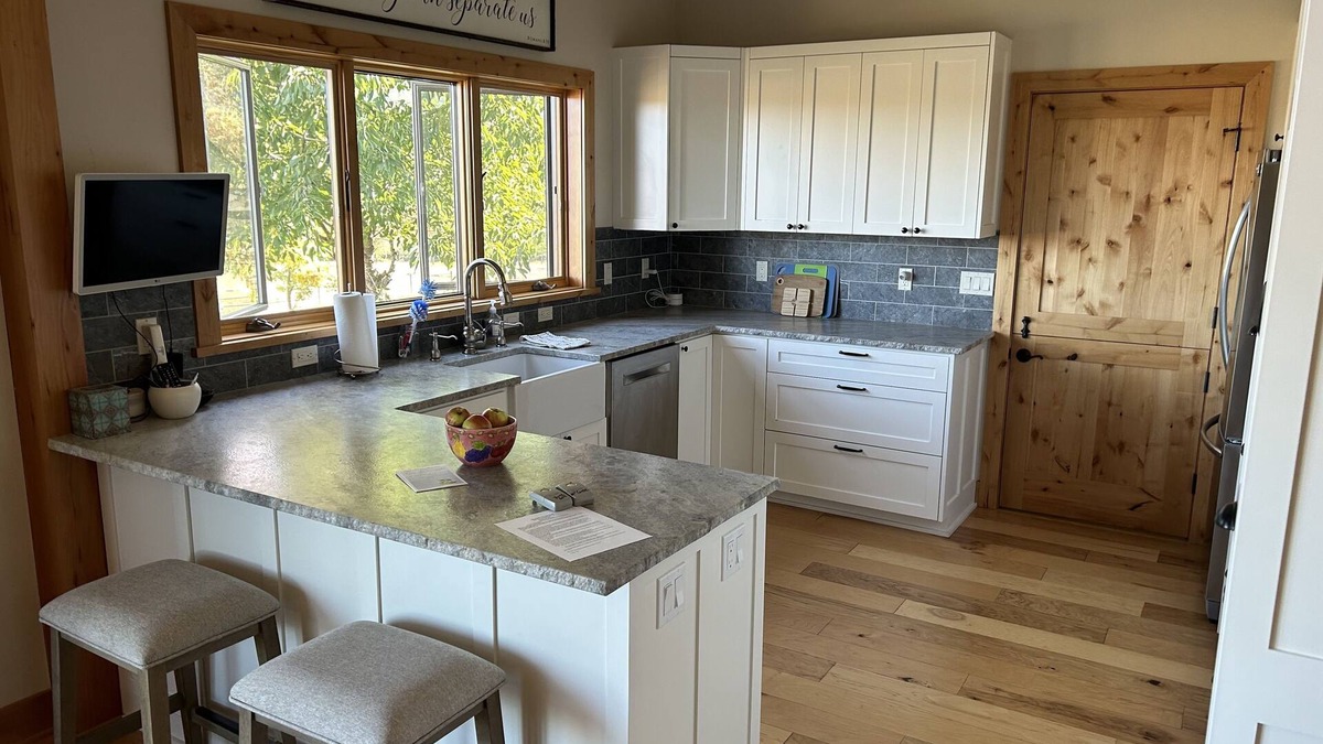 Eugene House | Stunning views and tranquil country feel just ten min from U of O and Autzen!