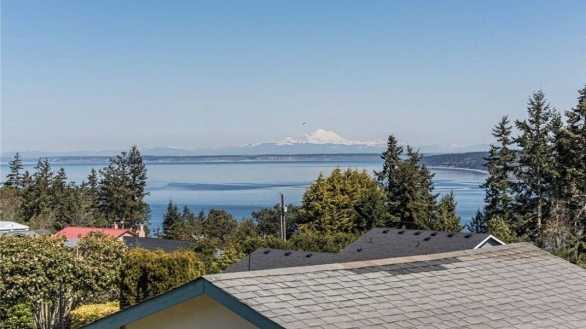 Diamond Point House | Stunning views, beach and hiking access, spacious