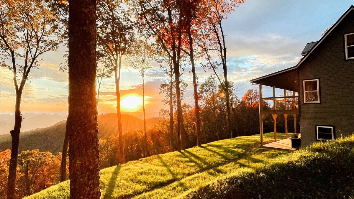 Burnsville Other | Stunning Views, Game/Movie RM, 2 decks, 1h to AVL, 5BR/3 Bath, Grill, fire pit