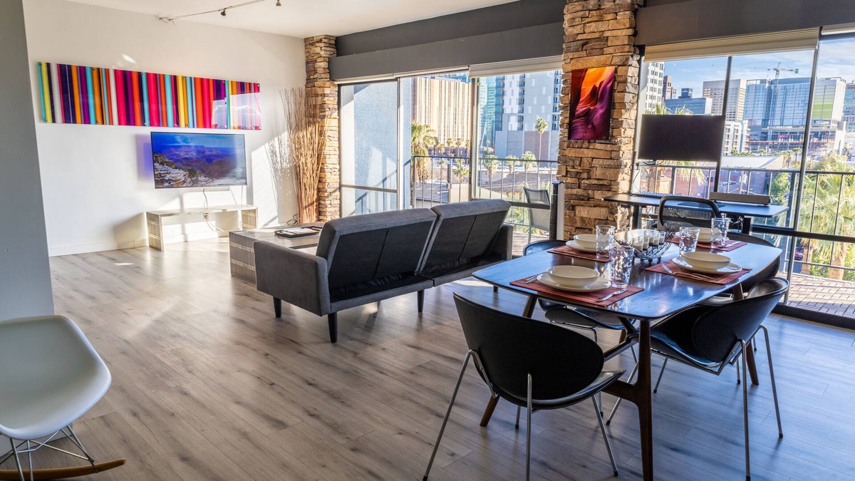 Roosevelt Condo | Stunning views | High rise w/Balcony & Pool