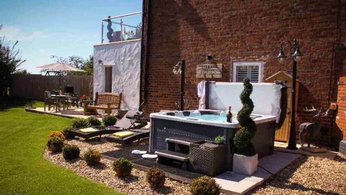 Hoole Cottage | Stunning Views, Hot Tub, 5 minutes to Chester