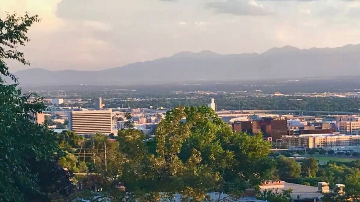 Capitol Hill Apartment | “Stunning Views!” Luxury 4 Bedroom, 2 Bathroom Vacation Duplex in Downtown Salt Lake Capitol Hill