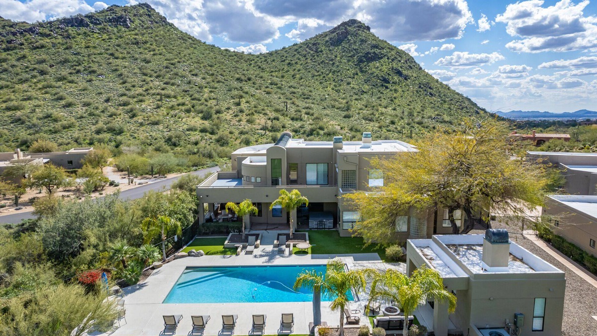 Pinnacle Peak Heights House | Stunning Views, Large Pool & Indoor Basketball