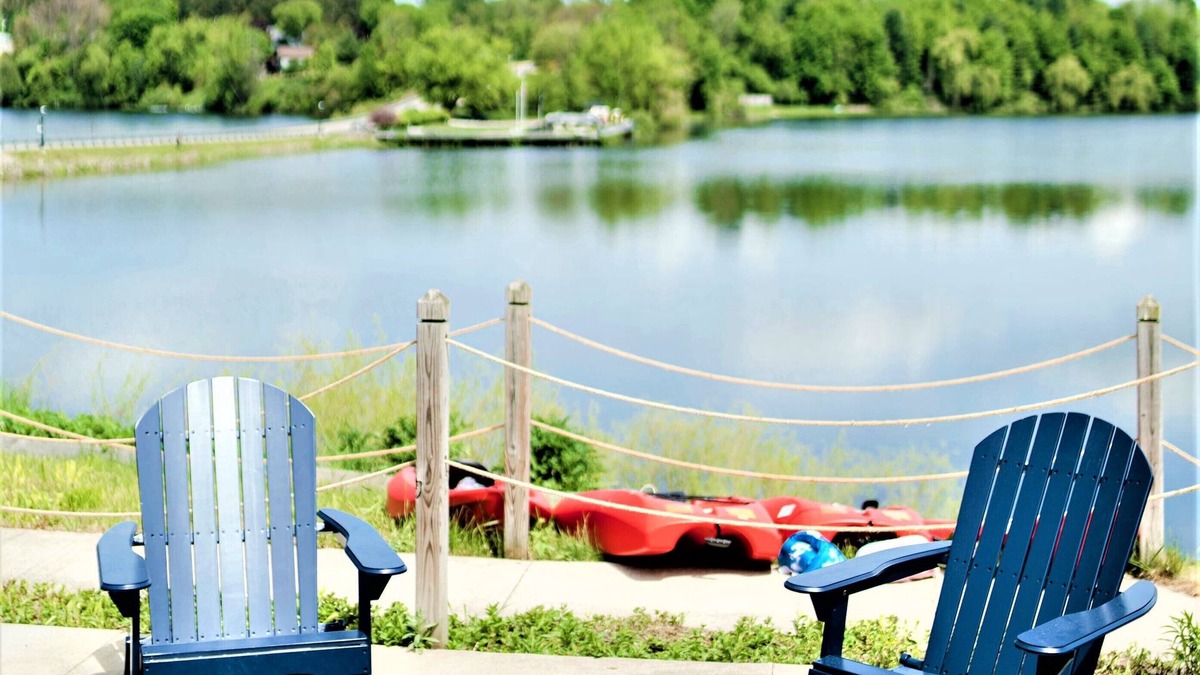 Hart Condo | Stunning Views on Hart Lake I Near Dunes+ Walk to Shops+ Kayak & Bike