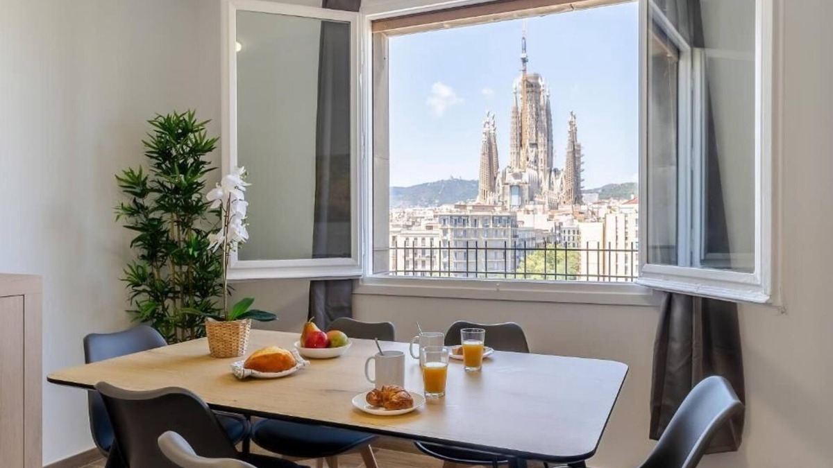el Fort Pienc Condo | Stunning views over iconic Sagrada Familia! Building perfect for large groups!