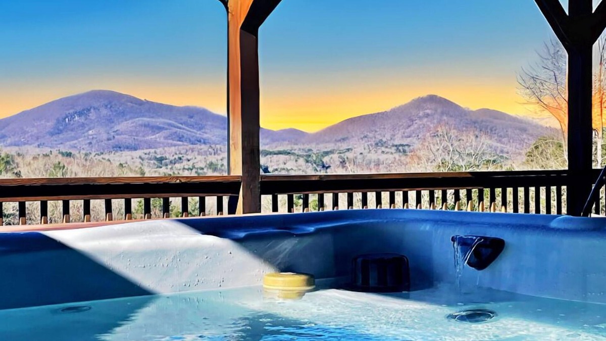 Helen Cabin | Stunning Views, Hot Tub, Pool Table & so much more!