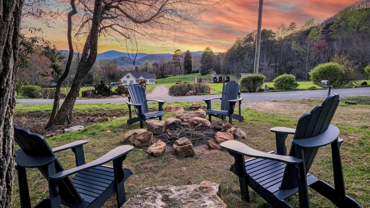 Franklin Cottage | Stunning Views w/Firepit, 2/1 Cottage, Creek, Starlink, ADA + Pet Friendly