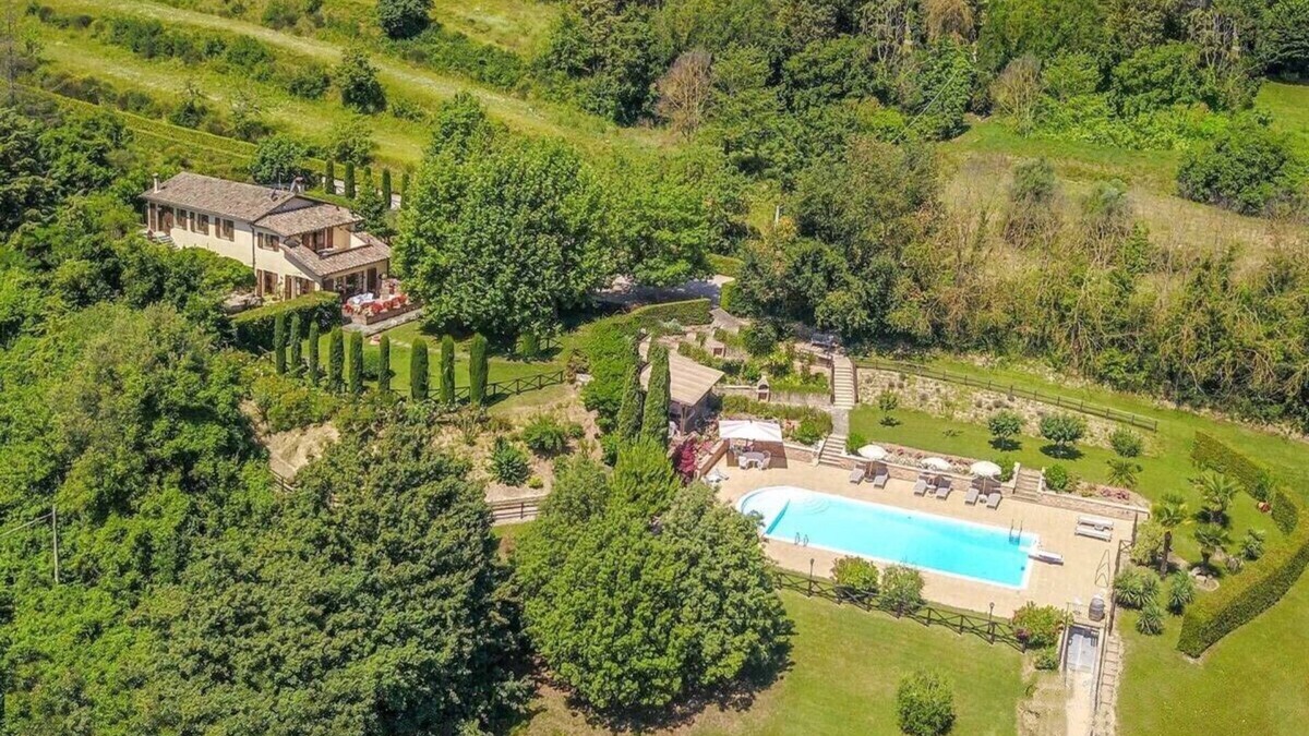 Citta di Castello Villa | Stunning Villa, gardens, large pool + toddlers pool. In countryside near town.