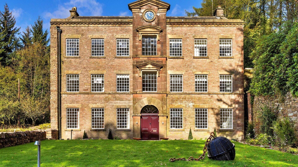 Macclesfield House | Stunning villa for 19 guests with hot tub, WIFI, private pool and terrace