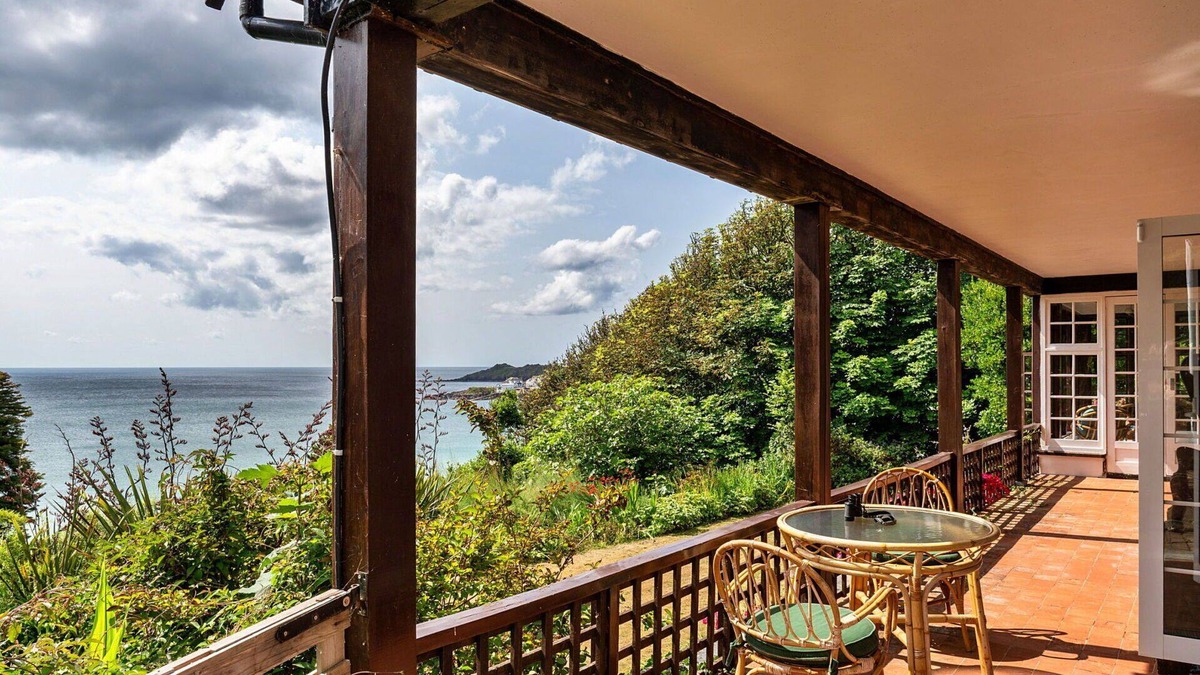 Coverack House | Stunning villa for 13 guests with WIFI and terrace