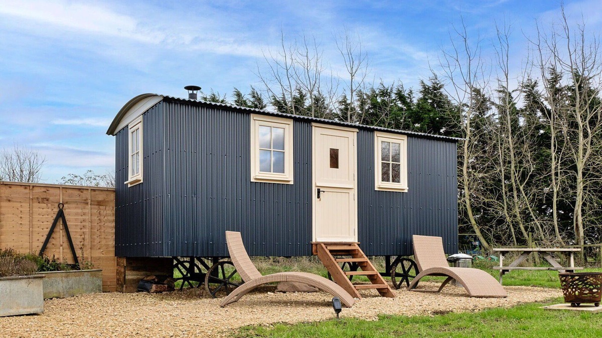 Brackley House | Stunning villa for 2 people with WIFI and pets allowed