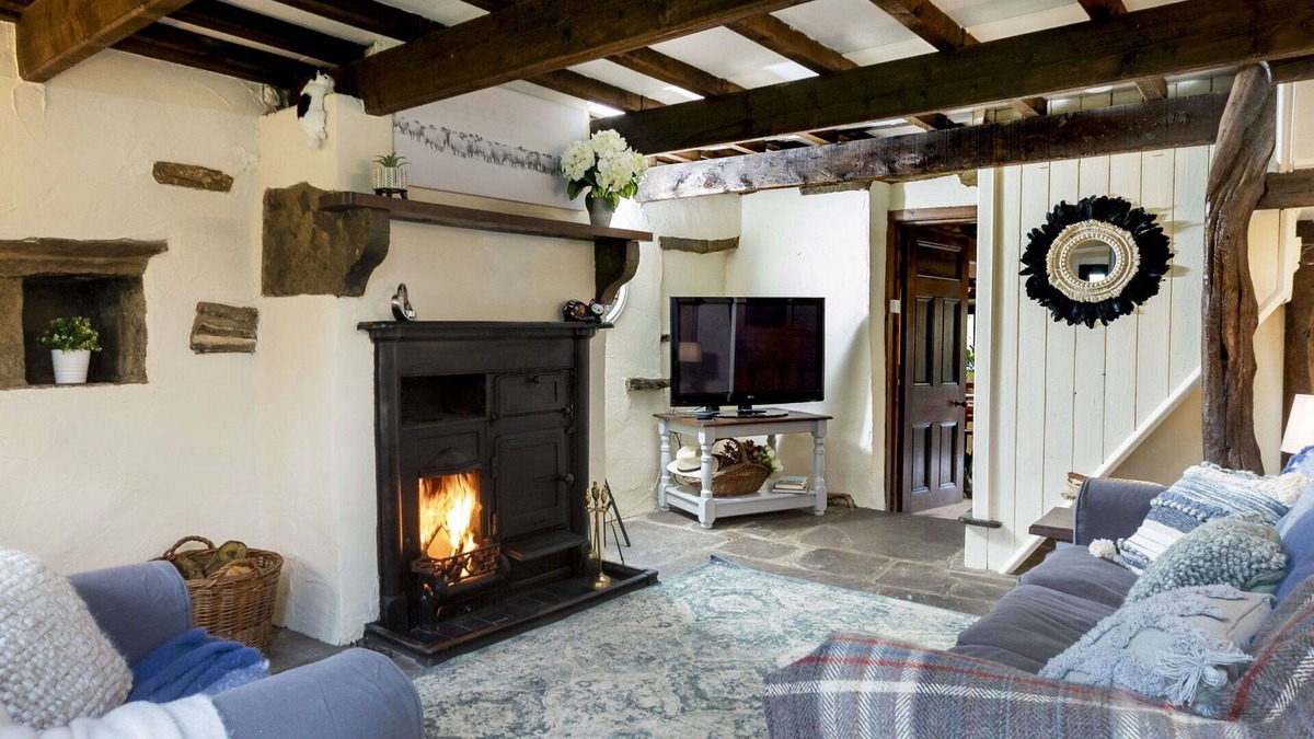 Bury House | Stunning villa for 2 guests with WIFI, TV and pets allowed