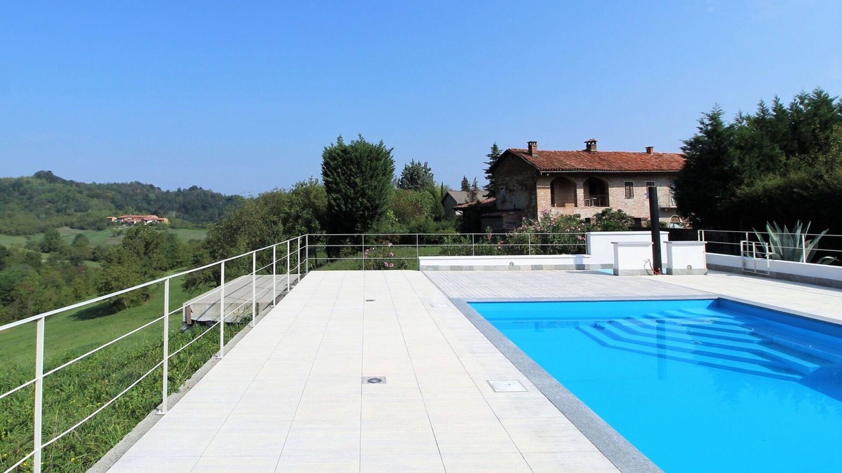 Brozolo House | Stunning villa for 6 guests with WIFI, private pool, TV, veranda and panoramic view