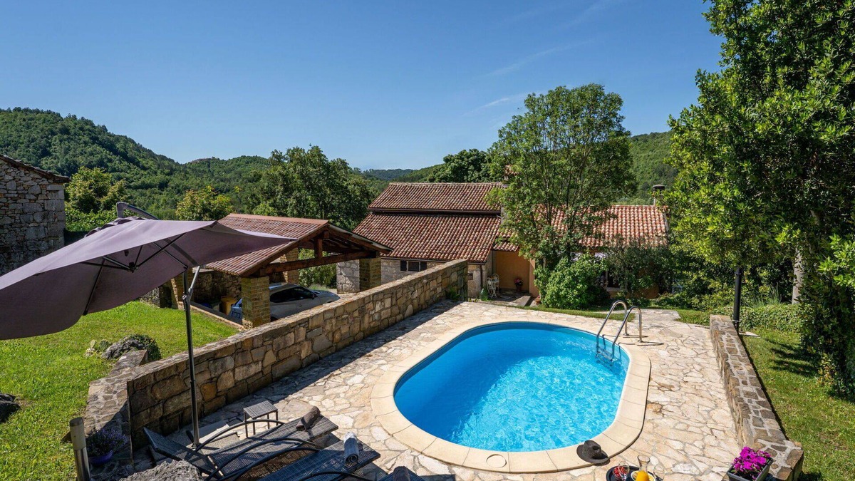 Grabri House | Stunning villa for 7 people with A/C, hot tub, WIFI, private pool, TV and pets allowed