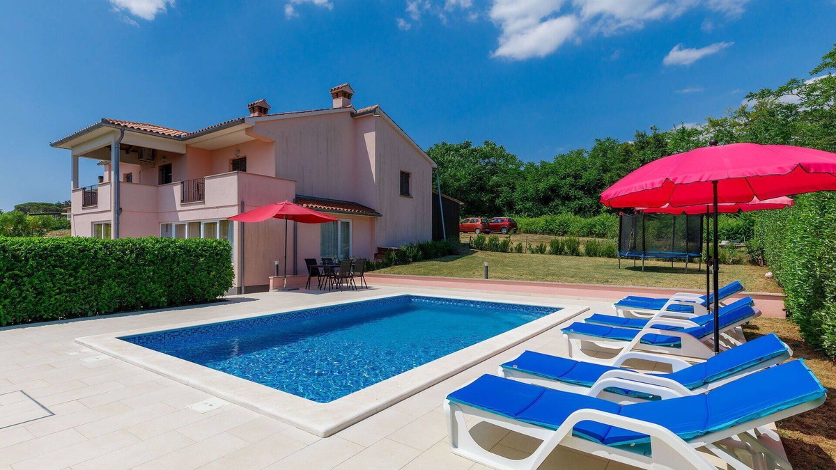 Martinski House | Stunning villa for 8 people with WIFI, private pool, A/C, TV and terrace