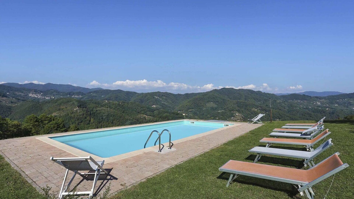 Villabuona Villa | Stunning villa for 8 people with private pool, WIFI, TV, veranda and panoramic view, close to L.