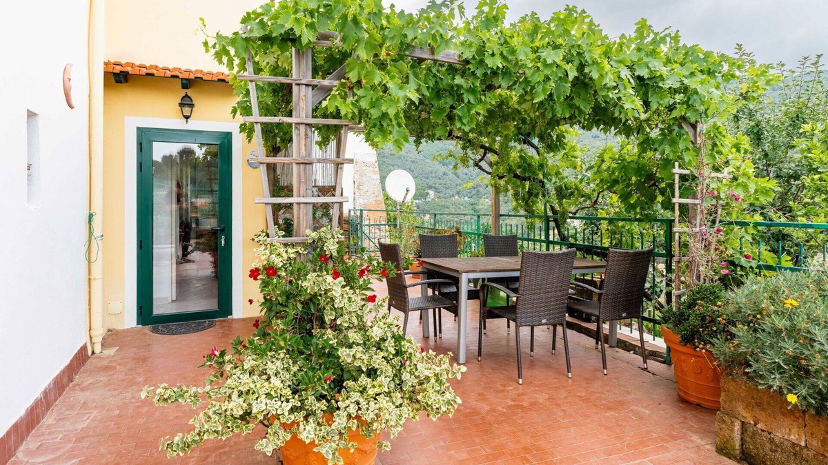 Castellaro House | Stunning villa for 6 guests with WIFI, TV and terrace