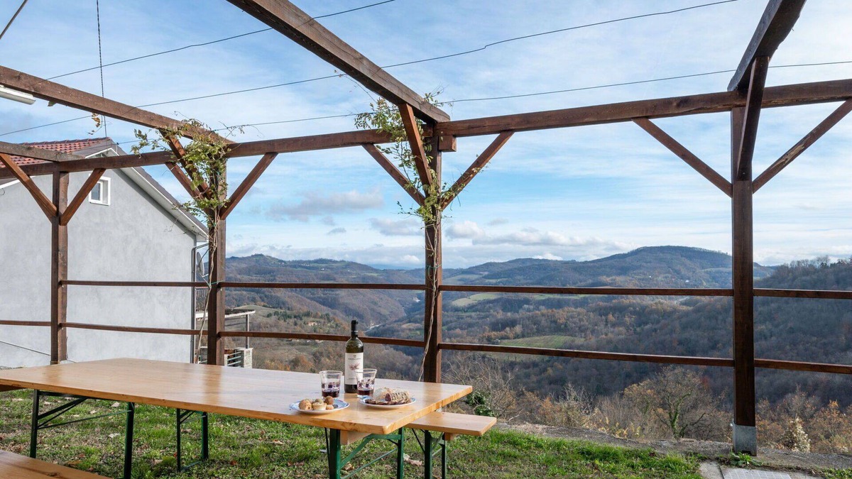 Gottasecca House | Stunning villa for 7 people with hot tub, WIFI, TV, patio, pets allowed and panoramic view