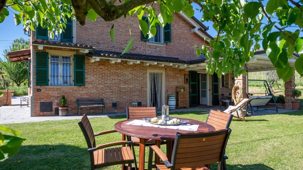 Mombaruzzo House | Stunning villa for 4 guests with WIFI, TV, patio and pets allowed