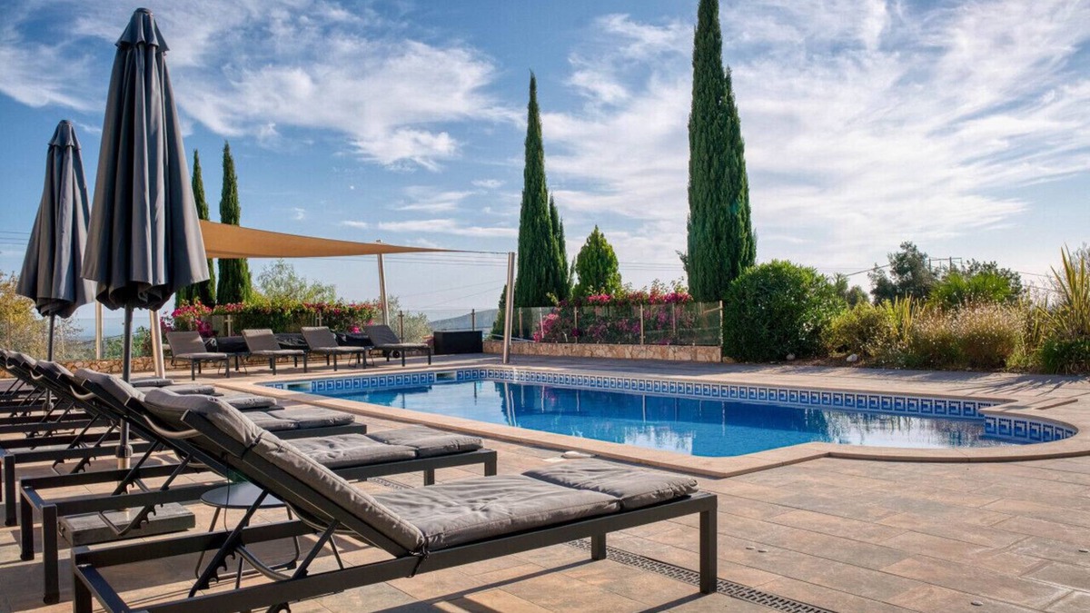 Loule Villa | Stunning villa, heated pool, pool bar, sea views