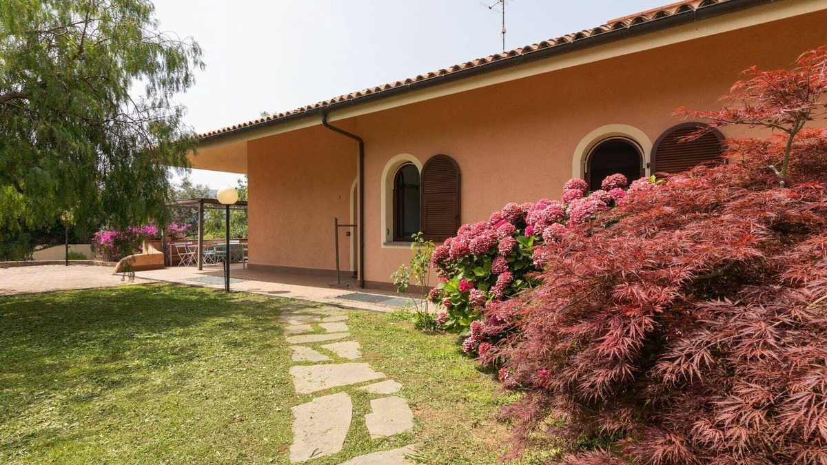 Cisano sul Neva House | Stunning villa for 6 people with WIFI, hot tub, A/C, TV, patio, pets allowed and panoramic view