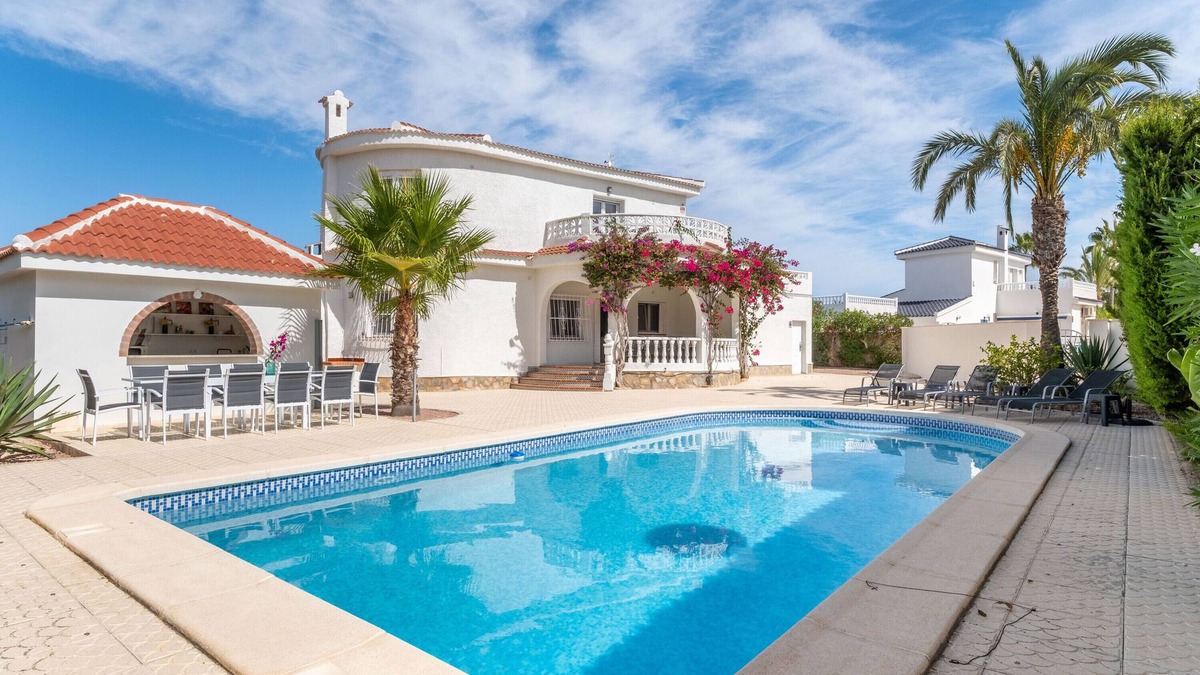 Quesada Villa | Stunning Villa with Private Pool, Terrace, Balcony, A/C & Wi-Fi