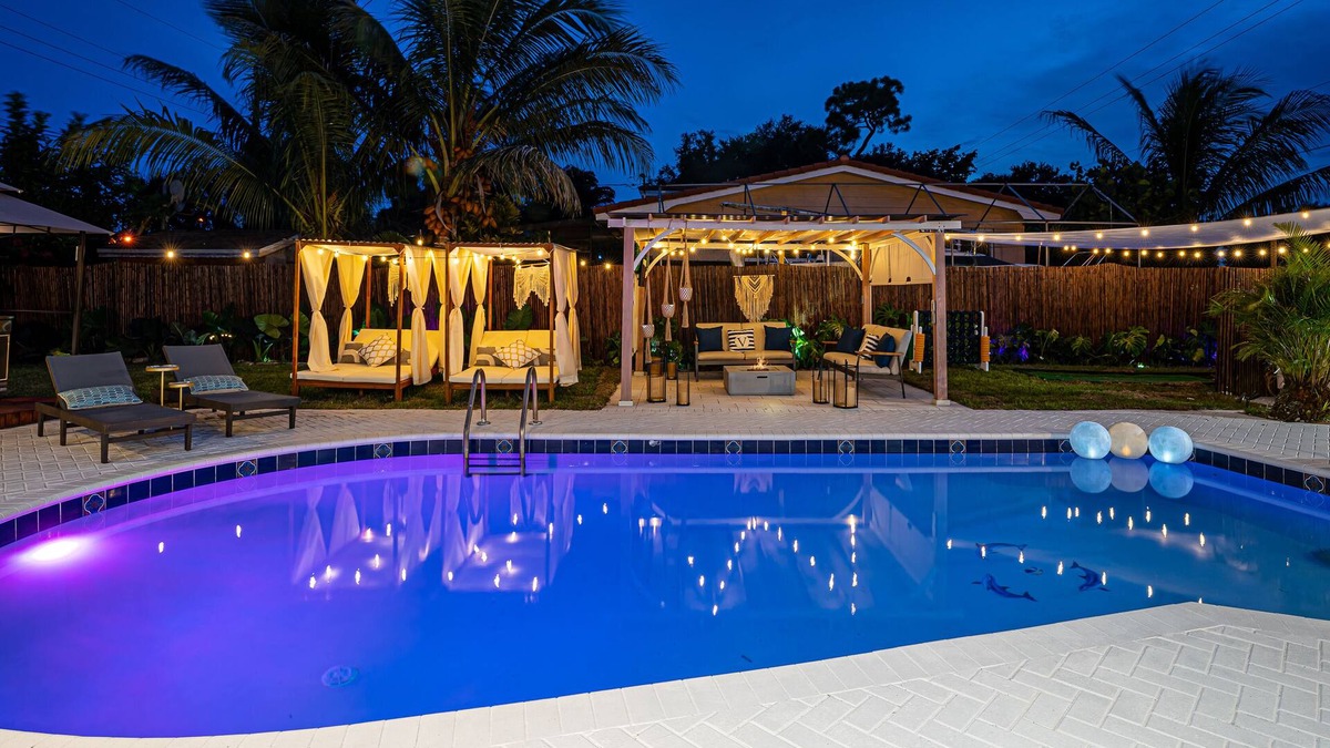 Pembroke Pines Villa | Stunning Villa w/Gameroom Hot Tub, Pool Near Beach