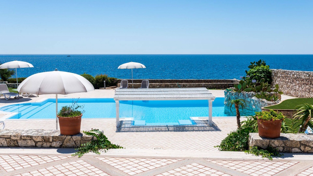 Castro Marina Villa | Stunning Villa with pool and direct access to the sea