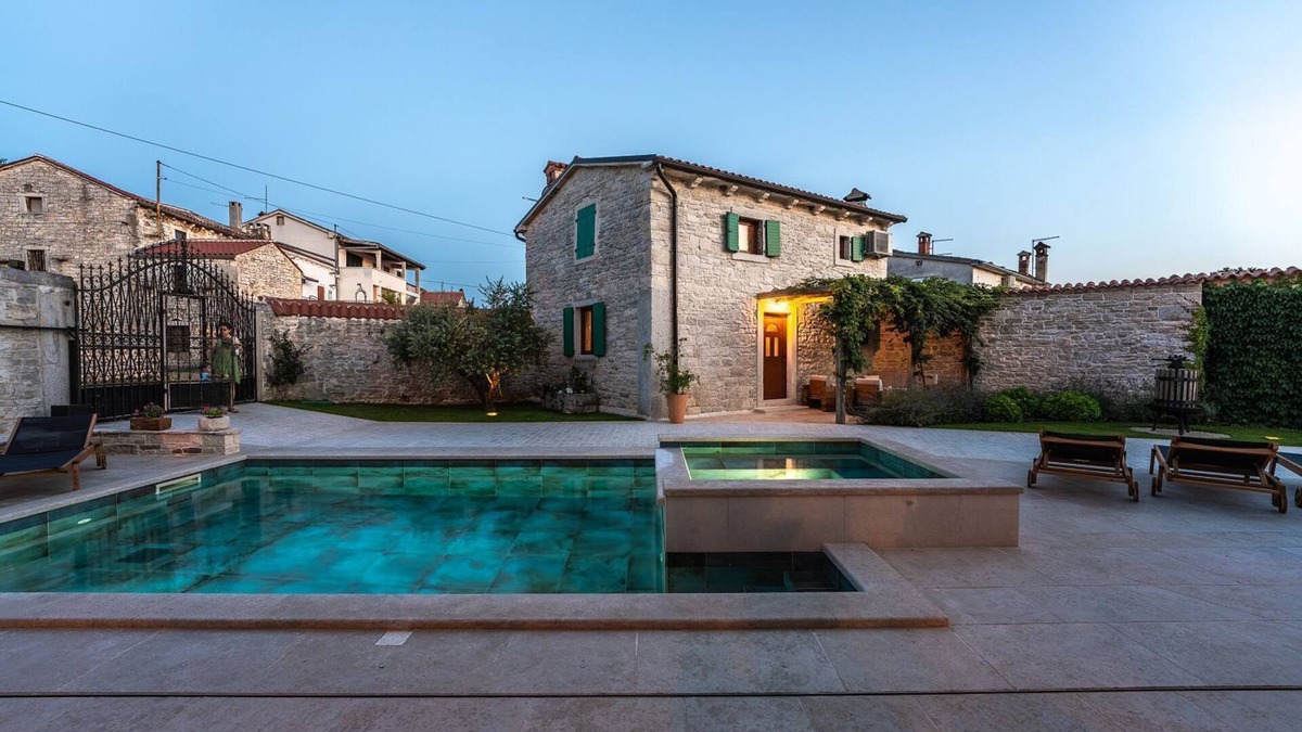 Selina House | Stunning villa with private pool, whirlpool, darts, billiards, table tennis, gym