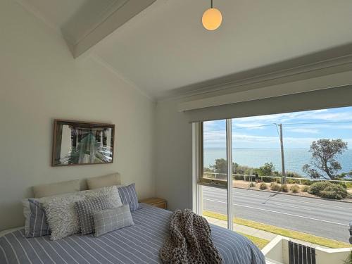 Mornington House | Stunning water views - Bayside Beach House Mornington