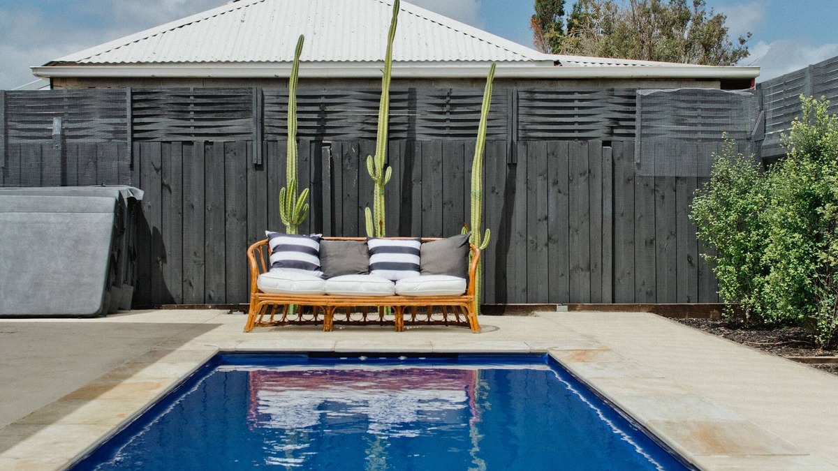 Newhaven House | Stunning water views with heated swim/spa near to public boat-ramp, beach, shops